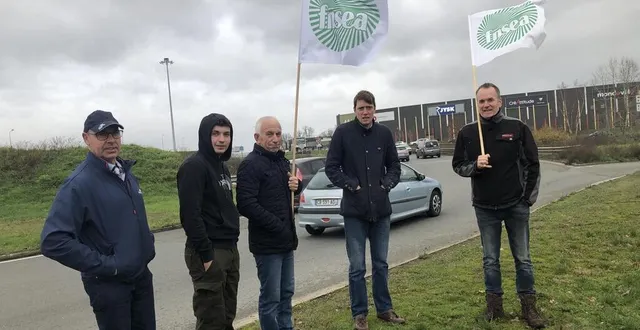 photo  à l’appel de la fdsea de la sarthe, plusieurs agriculteurs ont manifesté ce vendredi 22 décembre 2023 au mans, pour réclamer une revalorisation du prix du lait payé aux éleveurs par lactalis.  &copy;  ouest-france 