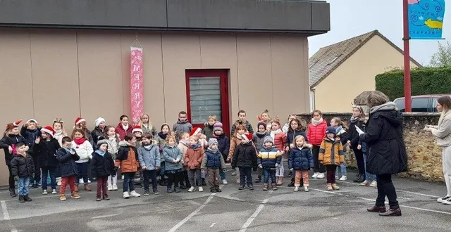 photo  à l’initiative des parrains de l’école publique (peps) un marché de noël s’est tenu dimanche. une dizaine d’exposants y étaient présents. les visiteurs ont aussi apprécié les chants entonnés par les enfants en français, espagnol et anglais.  &copy;  ouest-france 