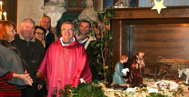 photo  le père jean-marie ferrière entouré des bénévoles.  &copy;  le maine libre 