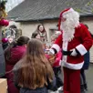 photo  petits et grands attendaient le père noël. 