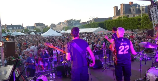photo  une place de la république noire de monde pour la 6e édition du festi rok en juin 2023  &copy;  archives le maine librel 