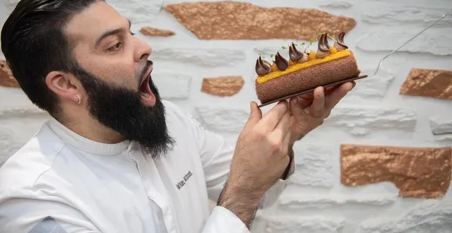 photo  le chef pâtissier mathias narcissot, de rennes, présente une recette de bûche de noël, à réaliser et déguster pour les fêtes de fin d’année.  &copy;  david ademas / ouest-france 