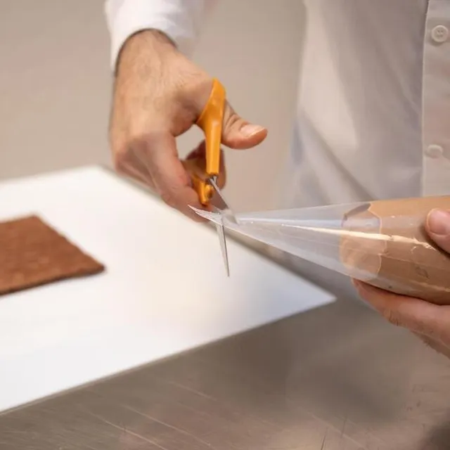 La ganache, dans une poche à douille. DAVID ADEMAS / OUEST-FRANCE photo la ganache, dans une poche à douille. © david ademas / ouest-france