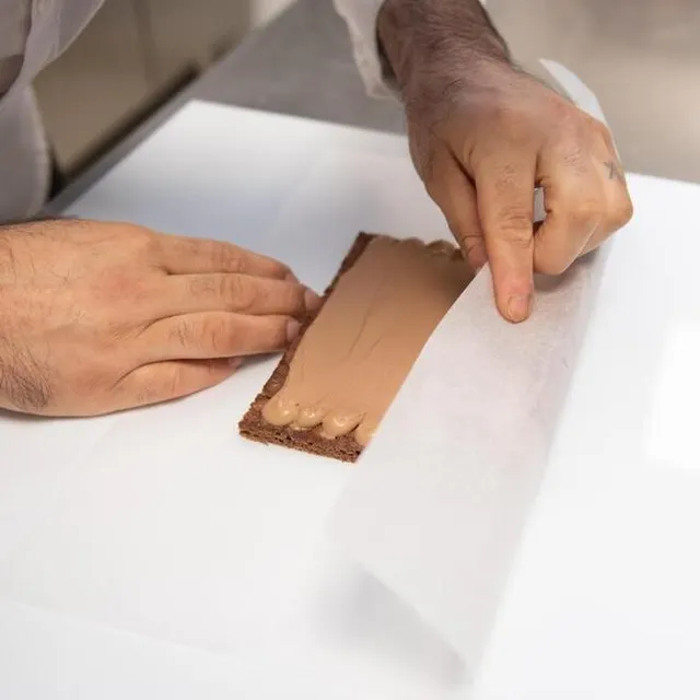 Continuer en s’aidant du papier sulfurisé. DAVID ADEMAS / OUEST-FRANCE photo continuer en s’aidant du papier sulfurisé. © david ademas / ouest-france