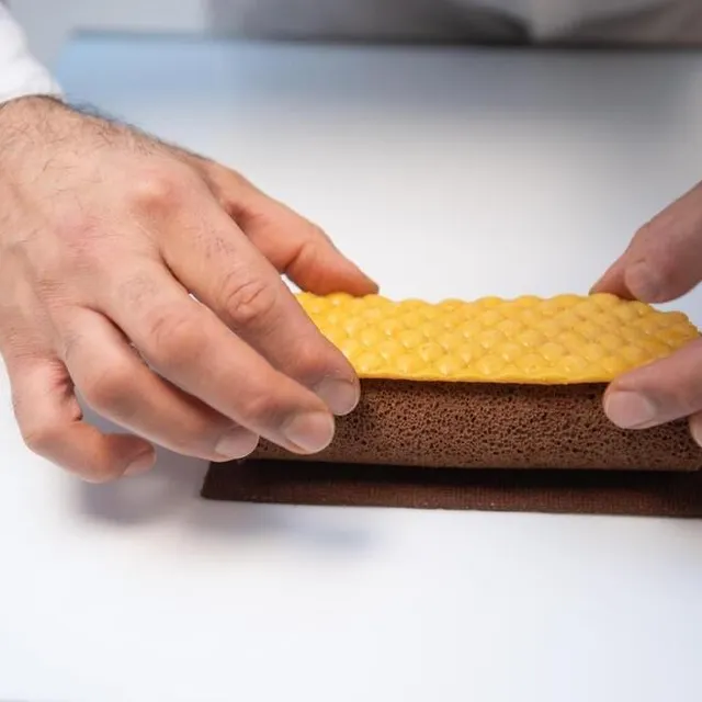 Poser le rectangle de compotée glacée pour décorer. DAVID ADEMAS / OUEST-FRANCE photo poser le rectangle de compotée glacée pour décorer. © david ademas / ouest-france