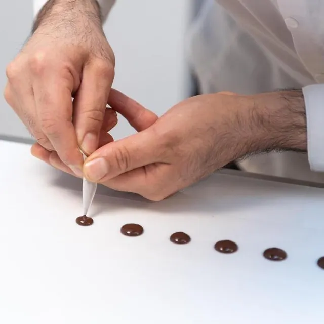 Préparer des virgules de chocolat noir. DAVID ADEMAS / OUEST-FRANCE photo préparer des virgules de chocolat noir. © david ademas / ouest-france