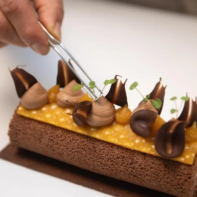 Poser les virgules de chocolat noir. DAVID ADEMAS / OUEST-FRANCE photo poser les virgules de chocolat noir. © david ademas / ouest-france