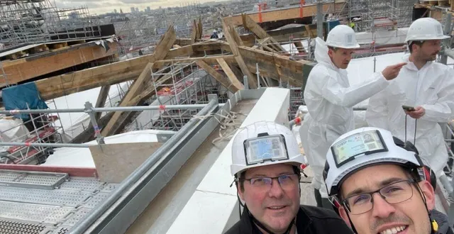 photo  patrick jouenne (à gauche), 54 ans, est « gâcheur » sur le chantier de notre-dame de paris, responsable de la reconstruction de la flèche, à la tête d’une équipe de quarante charpentiers.  &copy;  patrick jouenne 