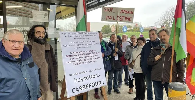 photo  une dizaine de personnes a répondu à l’appel de l’association france palestine 61, samedi 23 décembre 2023, devant le supermarché carrefour de condé-sur-sarthe (orne).  &copy;  ouest-france 