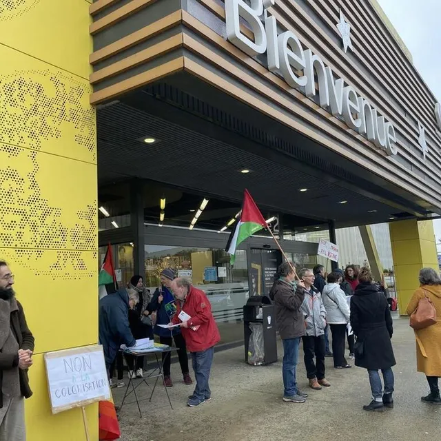 photo les militants ont interpellé les clients afin qu’ils boycottent les produits issus des colonies israéliennes.  ©  ouest-france
