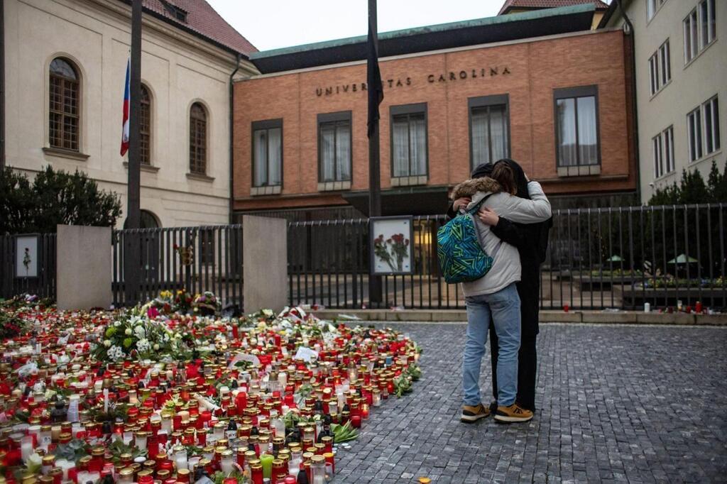 En Images La République Tchèque Rend Hommage Aux Victimes De La Tuerie à Luniversité Menton 8020