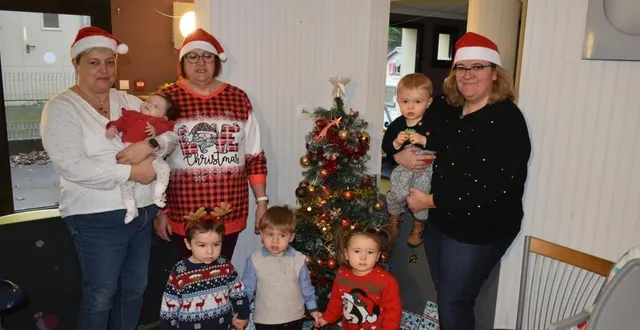 photo  les enfants ont découvert leur cadeau au pied du sapin.  &copy;  le maine libre 