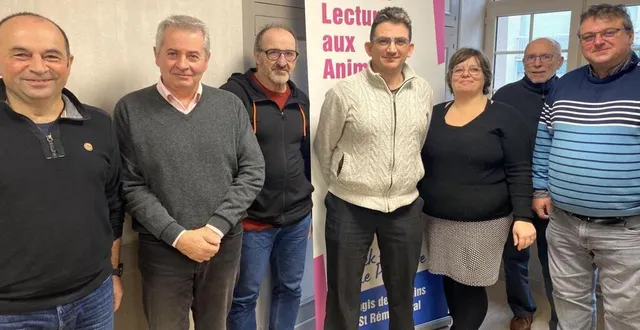 photo  les membres d’art & fléchir en compagnie du maire de saint-rémy-des-monts et du vice-président de la cdc en charge de la culture.  &copy;  le maine libre 