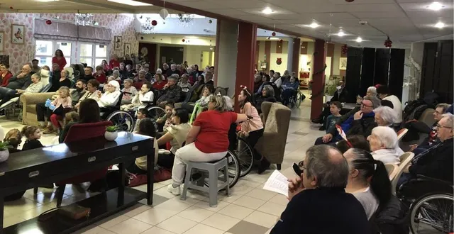 photo  un spectacle intitulé « henriette sort de sa campagne » a rassemblé 160 personnes à l’ehpad le champ de l’ormeau.  &copy;  le maine libre 