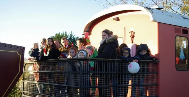 photo  les lutins ont accompagné le père noël et les familles.  &copy;  le maine libre 