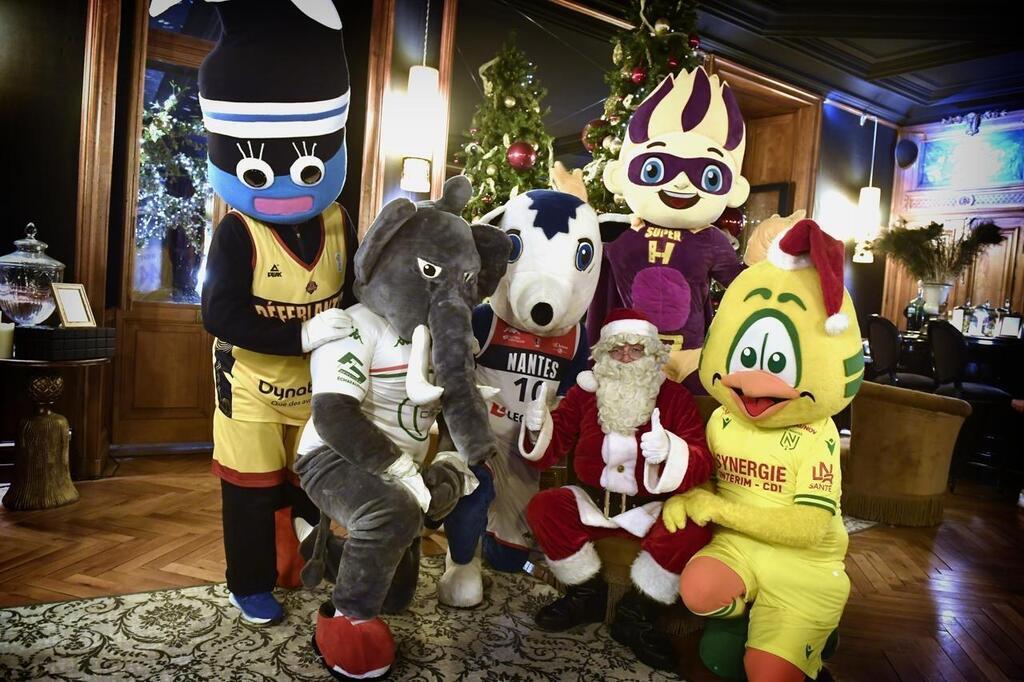 Le joyeux Noël des mascottes des clubs sportifs nantais et du père Noël