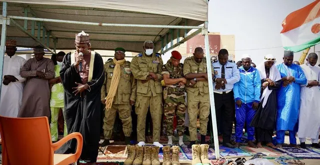 photo  des officiers de l’armée nigérienne se mêlent à la prière collective organisée devant la base aérienne de niamey le 22 décembre, quelques heures après le départ des derniers soldats français.  &copy;  sophie douce /ouest-france 