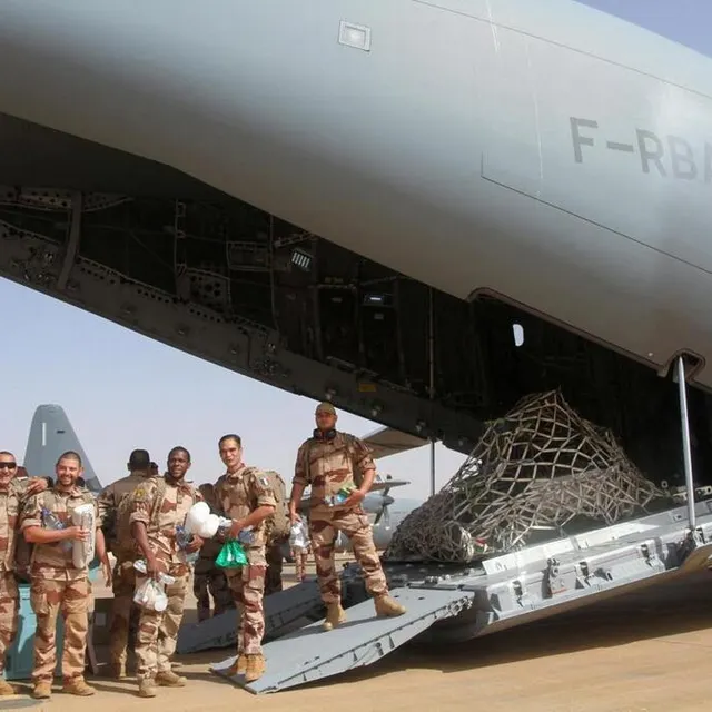 photo les soldats français des dernières troupes au niger sur le départ le 22 décembre, à niamey.  ©  reuters / hamidou moussa