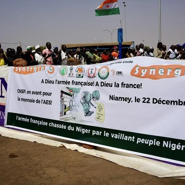 photo rassemblement des partisans de la junte devant la base aérienne de niamey pour fêter le départ des soldats français le 22 décembre.  ©  sophie douce / ouest-france