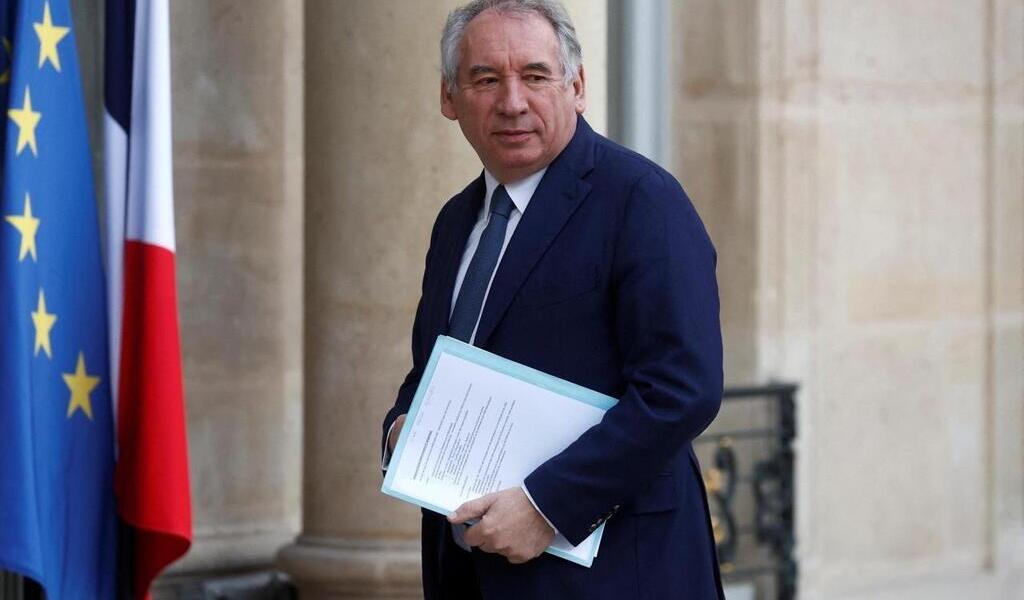 Gouvernement François Bayrou insiste pour « un renouvellement » après