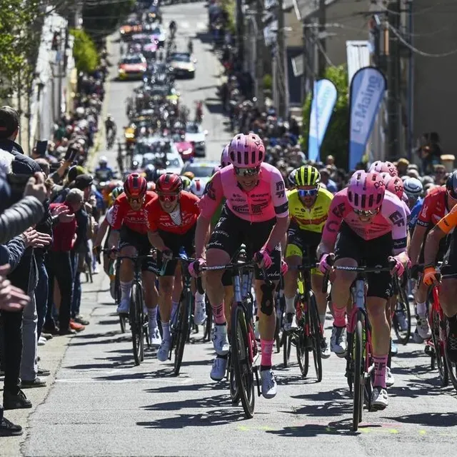 photo le peloton du région pays de la loire tour serre les dents dans la côte de gazonfier.  ©  archives le maine libre – denis lambert