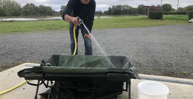 photo  cyril lombardot insiste sur la nécessité de désinfecter son matériel après une partie de pêche.  &copy;  le maine libre 