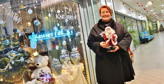 photo  patricia gustin, de la boutique d’antiquités aux trésors d’antan, située dans le passage saint-martin, a remporté le concours de la plus belle vitrine de noël, organisé par la mairie de sablé-sur-sarthe.  &copy;  ouest-france 