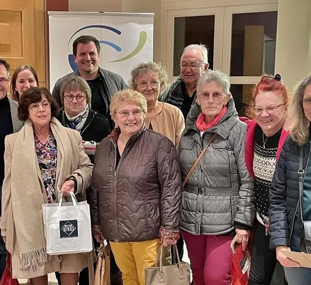 photo une partie des gagnants de la tombola, aux côtés du maire nicolas leudière (à gauche) et d’adrien le dréau, son adjoint au commerce (le plus grand au fond).  ©  ouest-france