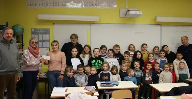 photo  en présence des élèves et enseignants, sarah prunier  (3e à gauche)  a reçu un chèque de 1 262,09 € par brigitte gaultier et patrice favier.  &copy;  ouest-france 