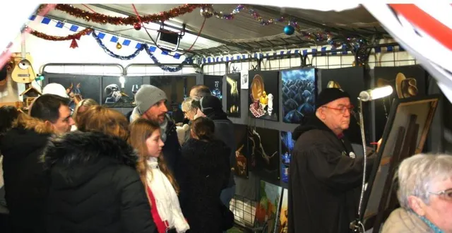 photo  il faut parfois être patient et attendre dehors avant de pouvoir admirer les œuvres et discuter avec les exposants.  &copy;  ml 