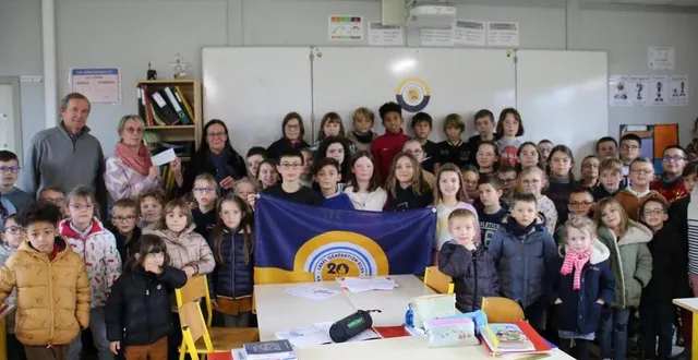 photo  en présence des élèves et enseignants, brigitte gaultier et patrice favier ont remis le chèque de 1 262,09 € à sandrine portier.  &copy;  le maine libre 