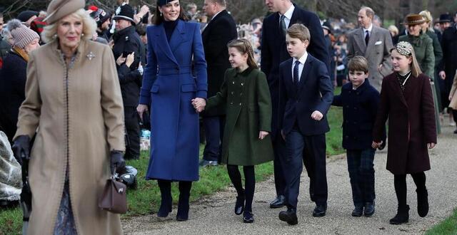 photo  la reine camilla, le prince et la princesse de galles et leurs enfants, la princesse charlotte, et les princes george et louis, à l’église sainte-marie-madeleine de sandringham, lundi 25 décembre 2023.  ©  chris radburn/reuters 