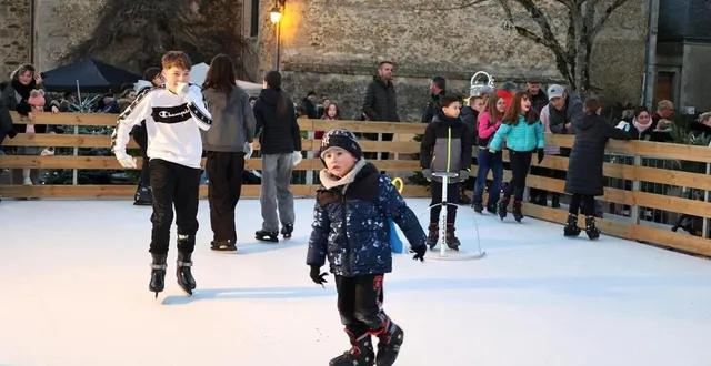 photo  une patinoire éphémère a été installée dans le centre bourg de marolles-les-braults.  &copy;  le maine libre 