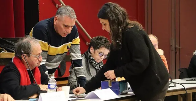 photo  par 25 voix contre 18, les élus de lbn communauté ont décidé de ne pas procéder à une augmentation de la redevance sur les ordures ménagères.  &copy;  ouest-france 