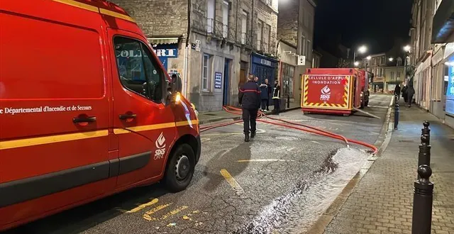 photo  les pompiers d’alençon interviennent pour évacuer l’eau qui a inondé le sous-sol de la crêperie au colibri.  &copy;  ouest-france 