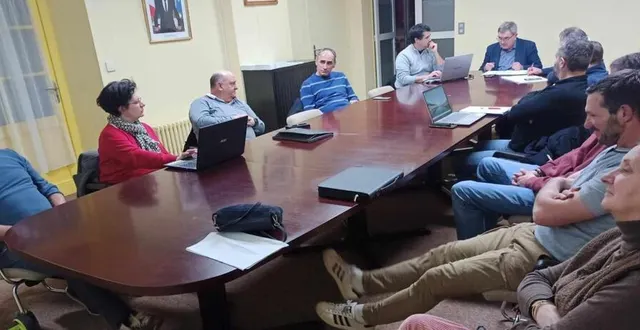 photo  les membres du conseil lors de la dernière réunion de l’année.  &copy;  le maine libre 