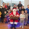 photo  les enfants étaient heureux d’avoir trouvé le père noël. 