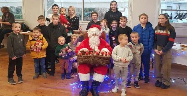 photo  les enfants étaient heureux d’avoir trouvé le père noël.  &copy;  le maine libre 
