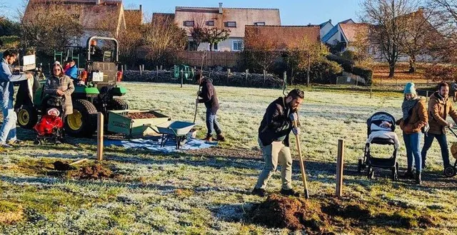 photo  élus et habitants se sont retrouvés pour partager ce geste symbolique et écologique.  &copy;  le maine libre 