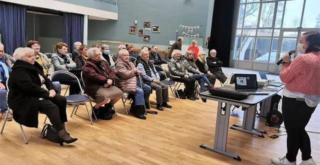 photo  après la conférence, les 12 ateliers qui démarreront le 11 janvier affichent complet avec 14 participants.  &copy;  le maine libre 