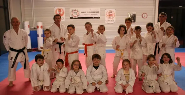 photo  frédéric rimbault, ceinture noire 3e dan médaillé d’or (à gauche), accompagné des professeurs et des licenciés du club.  &copy;  ouest-france 