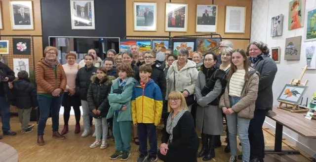 photo  les membres de l’atelier peinture de familles rurales étaient nombreux pour le vernissage de leur exposition, en mairie.  &copy;  ouest-france 