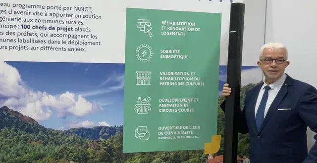 photo  philippe bigot, maire, a assisté, à paris, en novembre, à la présentation du plan national villages d’avenir, dans le cadre duquel la commune vient d’être sélectionnée.  &copy;  ouest-france 