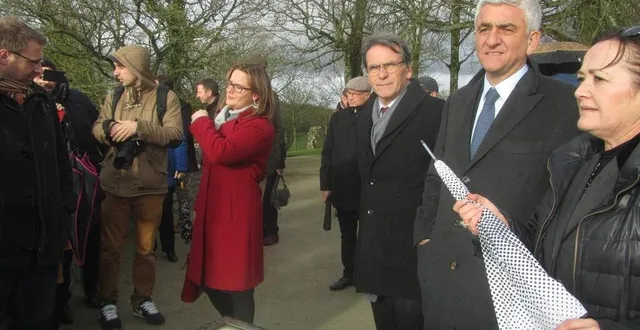 photo  bernard soul, le maire de domfront-en-poiraie et hervé morin, président de la région normandie, ainsi que catherine meunier, conseillère régionale, visitaient le parc du château de domfront-en-poiraie en 2018.  &copy;  archives ouest-france 