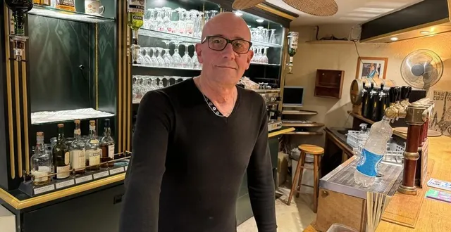 photo  dominique destombes ferme le carnet de routes à l’issue d’une dernière soirée ce samedi 30 décembre 2023.  &copy;  ouest-france 