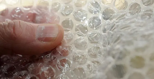 photo  le papier bulle entoure parfois les cadeaux les plus fragiles.  &copy;  joel le gall, archives ouest-france 