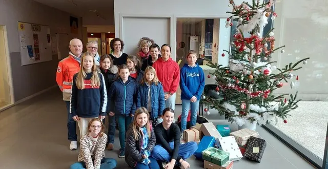 photo  fernando machado, à gauche, et martine machado, sont venus chercher la vingtaine de boîtes collectées par les élèves du conseil de vie collégienne (cvc), au collège rené-cassin d’athis-val-de-rouvre.  &copy;  collège rené-cassin 