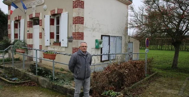 photo  pascal jouvin, maire, devant la mairie où l’extension se fera à sa gauche.  &copy;  ouest-france 