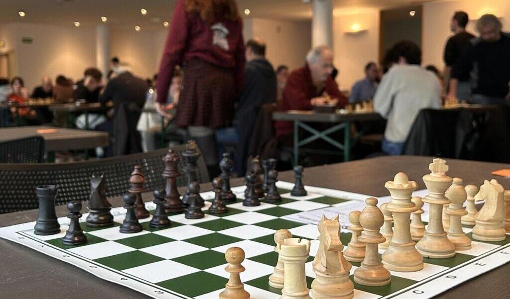 Un jeu d'échecs « exceptionnel et unique » mis en vente à 15 600 € par un  marchand - Le Mans.maville.com