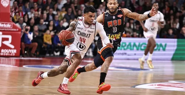 photo  le choletais tj campbell devant le manceau devante’jones.  &copy;  photo : melvyn augas 